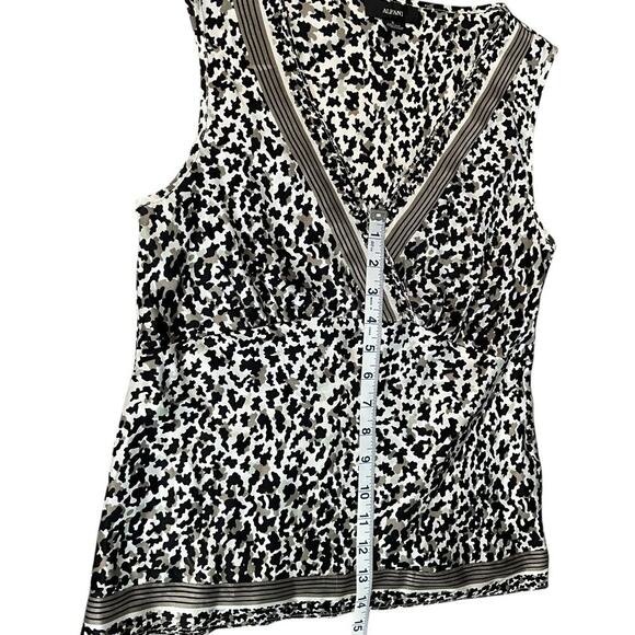 ALFANI Y2K Vintage Animal Print 100% Silk Blouse V-Neck Size 2 Tan/Back Retro - Picture 4 of 7